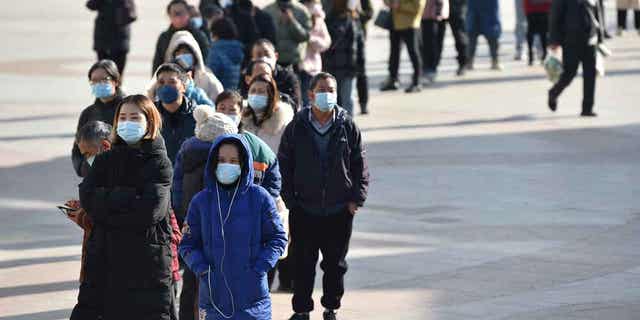 Warga berbaris di luar apotek untuk membeli alat tes antigen untuk virus corona, di Nanjing, provinsi Jiangsu, China 15 Desember 2022. 
