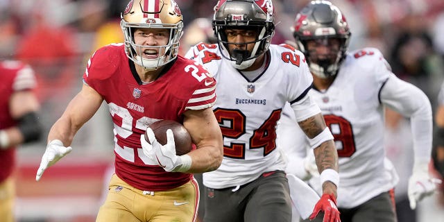 Christian McCaffrey rompe la defensa