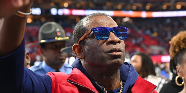 El entrenador en jefe de los Jackson State Tigers, Deion Sanders, después del final de la segunda mitad en el Celebration Bowl contra el Mercedes-Benz Stadium el 17 de diciembre de 2022 en Atlanta, Georgia.