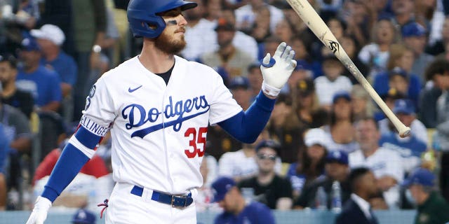 I-Los Angeles Dodgers u-Cody Bellinger ujikijela i-bat yakhe ngemuva kokushaya phakathi kwe-inning yesibili kumdlalo wesibili we-NLDS ibhekene ne-San Diego Padres e-Dodger Stadium ngoLwesithathu, Oct. 12, 2022 e-Los Angeles.