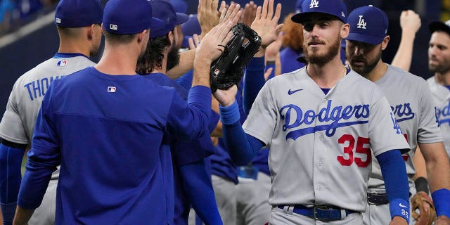 U-Cody Bellinger, #35 we-Los Angeles Dodgers, uhalaliselwa ozakwabo beqembu ngemuva kokuhlula i-Miami Marlins epaki ye-Depot loan ngo-Aug. 29, 2022 eMiami.