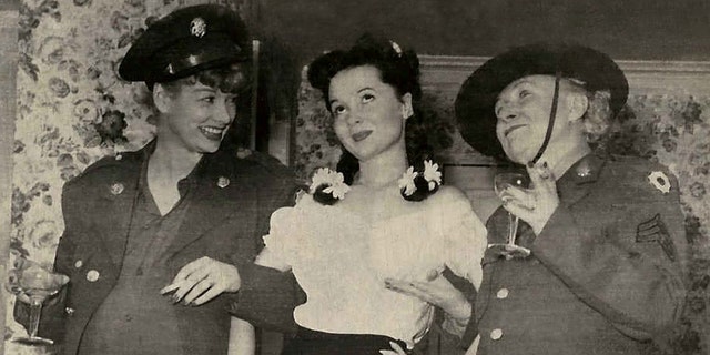 Cora Sue Collins, tengah, mengatakan dia didukung oleh sobat Lucille Ball, kiri, dari "Aku Cinta Lucy" popularitas.