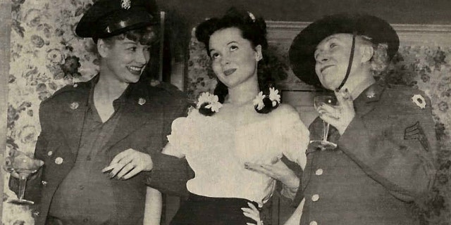 Cora Sue Collins, tengah, mengatakan dia didukung oleh sobat Lucille Ball, kiri, dari "Aku Cinta Lucy" popularitas.