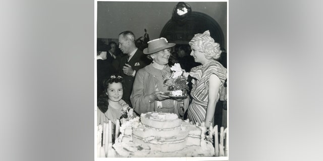 Cora Sue Collins berbicara dengan kolektor Darrell Rooney dan sejarawan Hollywood Mark Vieira untuk buku mereka yang baru diperbarui "Harlow di Hollywood." Ini berfokus pada aktris Jean Harlow, idola Marilyn Monroe.