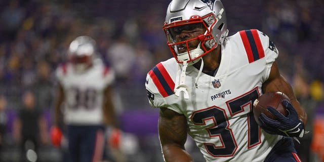 New England Patriots running back Damien Harris (37) runs with the ball during warmups before a game between the Minnesota Vikings and the New England Patriots on November 24, 2022 at US Bank Stadium in Minneapolis, MN .