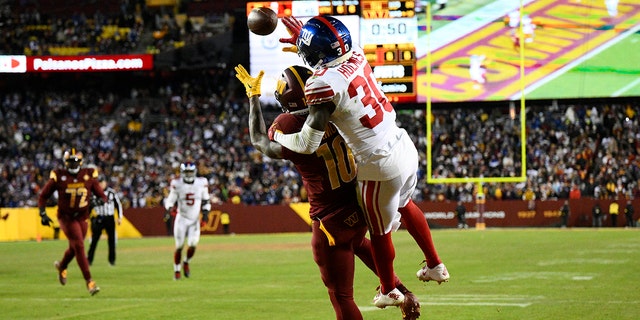 New York Giants cornerback Darnay Holmes (30) avoided a pass interference penalty. 