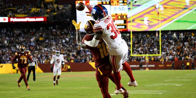 Le demi de coin des Giants de New York, Darnay Holmes (30 ans), a évité une pénalité pour interférence de passe. 