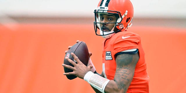 El mariscal de campo de los Cleveland Browns, Deshaun Watson, busca un pase durante una práctica de fútbol de la NFL en las instalaciones de práctica del equipo el miércoles 30 de noviembre de 2022 en Berea, Ohio.