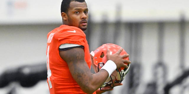 El mariscal de campo de los Cleveland Browns, Deshaun Watson, se para en el campo durante la práctica de fútbol de la NFL en las instalaciones de práctica del equipo el miércoles 30 de noviembre de 2022 en Berea, Ohio.