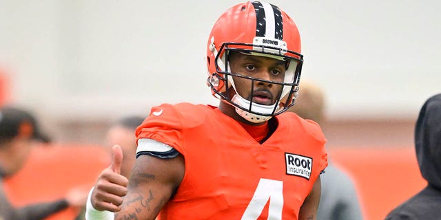 El mariscal de campo de los Cleveland Browns, Deshaun Watson, hace un gesto en el campo durante una práctica en las instalaciones de entrenamiento del equipo el miércoles 30 de noviembre de 2022 en Berea, Ohio. 