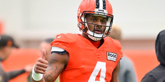 El mariscal de campo de los Cleveland Browns, Deshaun Watson, hace un gesto en el campo durante una práctica en las instalaciones de entrenamiento del equipo el miércoles 30 de noviembre de 2022 en Berea, Ohio. 