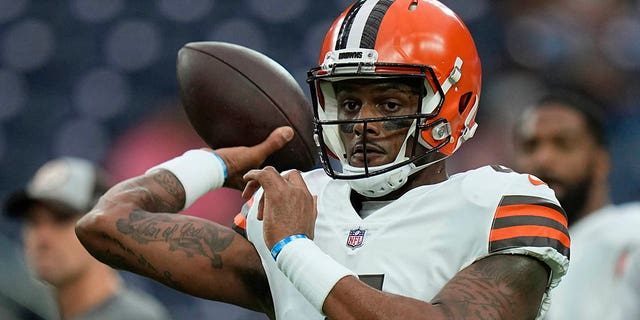 Cleveland Browns quarterback Deshaun Watson warms up before the Texans game in Houston, Dec. 4, 2022.