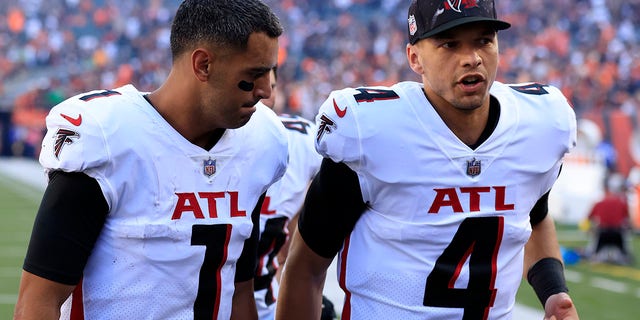 Marcus Mariota (left) and Desmond Ridder of the Atlanta Falcons walk off the field after a game against the Cincinnati Bengals on October 1.  February 23, 2022 in Cincinnati.