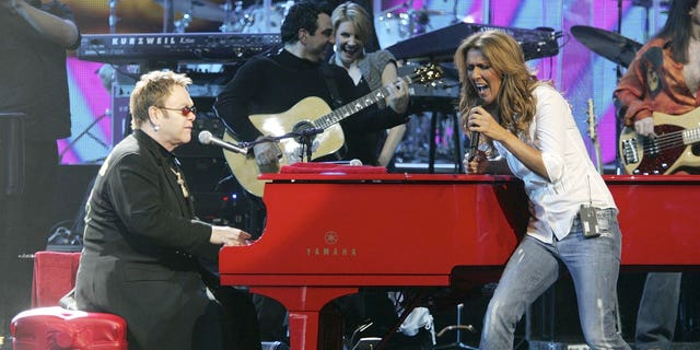 엘튼 존 경과 셀린 디온이 2006년 2월 20일 네바다주 라스베이거스의 시저스 팰리스 콜로세움에서 열린 Harrah's Entertainment Artists Rally Together(HEART) 자선 콘서트에서 함께 공연합니다. 