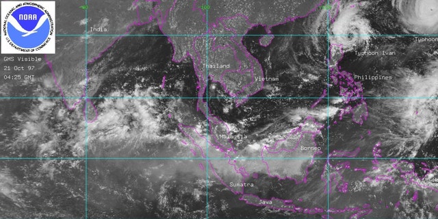 Esta imagem de satélite divulgada pela Administração Nacional Oceânica e Atmosférica (NOAA) em 21 de outubro mostra a fumaça de grandes incêndios florestais nas ilhas indonésias de Bornéu e Sumatra. 