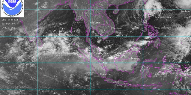 Esta imagen satelital publicada por la Administración Nacional Oceánica y Atmosférica (NOAA) el 21 de octubre muestra el humo de los incendios forestales masivos sobre las islas indonesias de Borneo y Sumatra. 