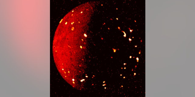 La superficie volcánica de la luna Io de Júpiter fue capturada en infrarrojo por el generador de imágenes Jovian Infrared Auroral Mapper (JIRAM) de la nave espacial Juno mientras volaba a unas 50,000 millas (80,000 kilómetros) de distancia el 5 de julio de 2022.  Los puntos más brillantes indican.  temperatura más alta en esta imagen. 