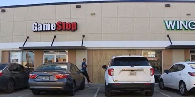 Tapiaron la ubicación de GameStop en Orlando, Florida.