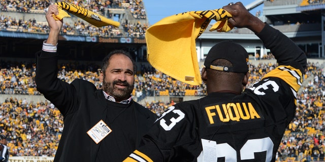 Franco Harris, à esquerda, e John Fuqua, nº 33, ex-running backs do Pittsburgh Steelers, agitam uma toalha horrível antes de um jogo entre o Steelers e o Cincinnati Bengals no Heinz Field em 23 de dezembro de 2012 em Pittsburgh.