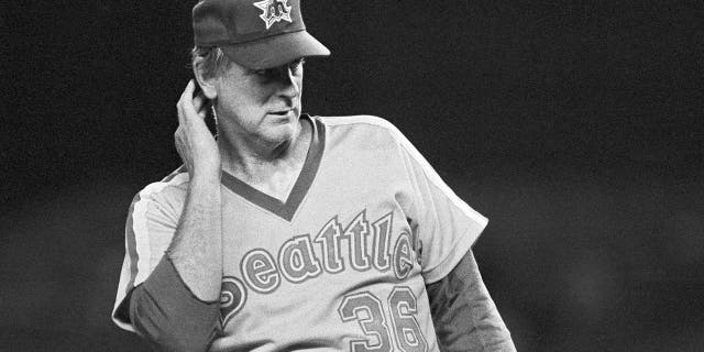 Seattle Mariners pitcher Gaylord Perry prepares to throw a pitch during a game against the New York Yankees at Yankee Stadium in New York, May 1, 1982.