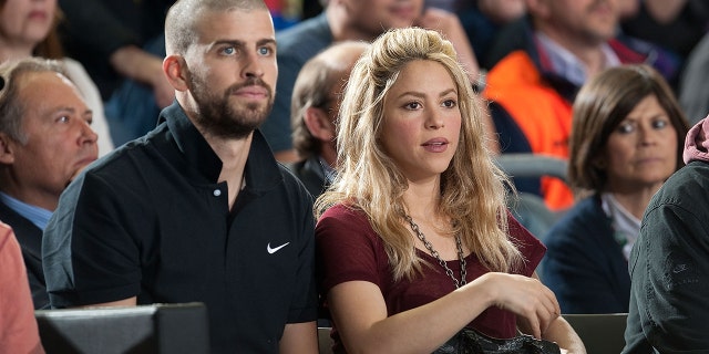 Gerard Piqué y Shakira asisten a las eliminatorias de la Euroliga de Turkish Airlines entre el FC Barcelona Regal y el Panathinaikos de Atenas en el Palau Blaugrana el 25 de abril de 2013 en Barcelona, ​​España.