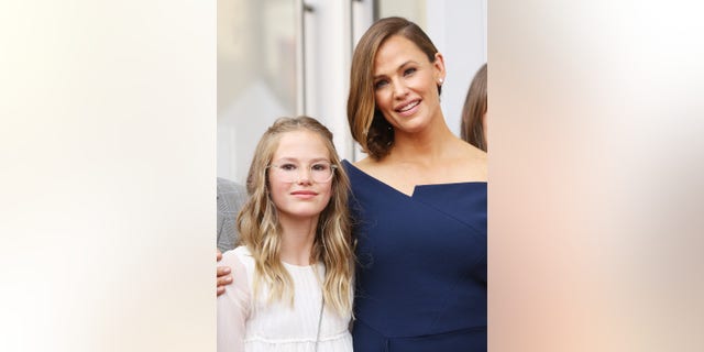 Jennifer Garner e sua filha Violet Affleck participaram de uma cerimônia em homenagem à atriz com uma estrela na Calçada da Fama de Hollywood em 2018.