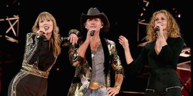 Taylor Swift, Tim McGraw i Faith Hill actuen a l'escenari durant el Reputation Stadium Tour al Nissan Stadium el 25 d'agost de 2018 a Nashville. 
