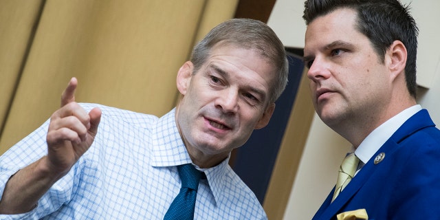 Los representantes Jim Jordan, republicano de Ohio, a la izquierda, y Matt Gaetz, republicano de Florida, en el edificio Rayburn el miércoles 17 de julio de 2019. 