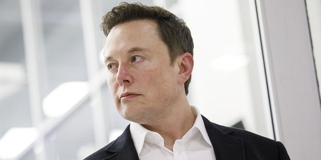 Elon Musk ، الرئيس التنفيذي لشركة Space Exploration Technologies Corp.  (SpaceX) و Tesla Inc. ، يستمع مدير ناسا جيم بريدنشتاين ، غير مصور ، في حدث في مقر SpaceX في هوثورن ، كاليفورنيا ، 10 أكتوبر 2019. 