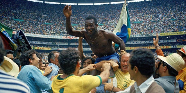 Edson Arantes do Nascimento Pele de Brasil celebra la victoria después de ganar la Copa del Mundo de 1970 en México entre Brasil e Italia en el Estadio Azteca el 21 de junio en Citta del Messico.  México.