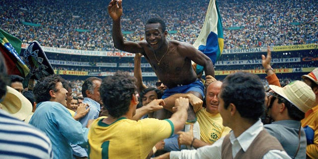 Edson Arantes do Nascimento Pele de Brasil celebra la victoria después de ganar la Copa del Mundo de 1970 en México entre Brasil e Italia en el Estadio Azteca el 21 de junio en Citta del Messico.  México.