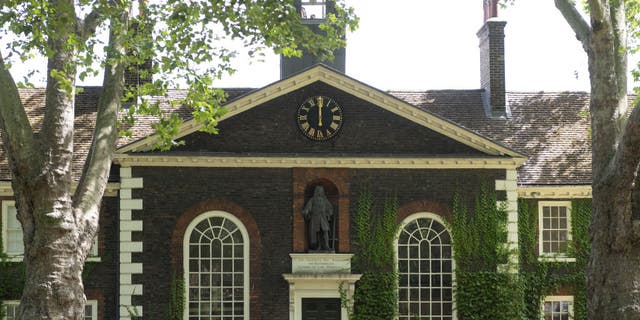 La estatua de Sir Robert Geffrye fuera de lo que ahora es el Museo del Hogar en Londres.