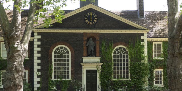 Een standbeeld van Sir Robert Jeffrey buiten wat nu het House Museum in Londen is.