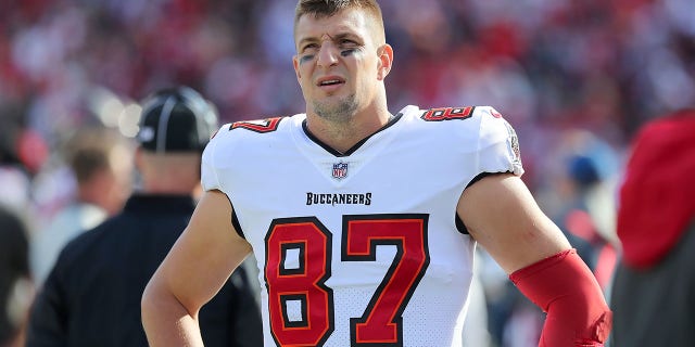 El ala cerrada de los Tampa Bay Buccaneers, Rob Gronkowski (87), observa una repetición en el jumbotron durante el juego divisional de la NFC entre Los Angeles Rams y los Tampa Bay Buccaneers el 23 de enero de 2022 en el Estadio Raymond James en Tampa, Florida.