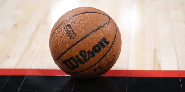 Una pelota de baloncesto en la cancha del Gateway Center Arena en College Park, Georgia, el 25 de enero de 2022.