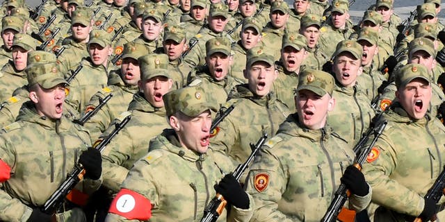 俄罗斯军校学员参加 2022 年 4 月 28 日在圣彼得堡举行的胜利日阅兵彩排。