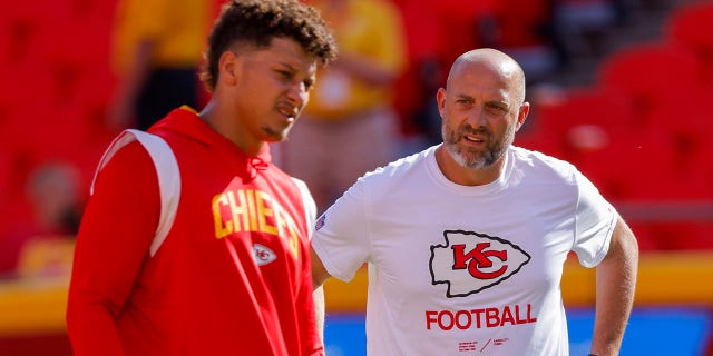 El entrenador de mariscales de campo de los Chiefs, Matt Nagy, habla con Patrick Mahomes antes del partido de pretemporada contra los Green Bay Packers en el Arrowhead Stadium el 25 de agosto de 2022 en Kansas City, Missouri.