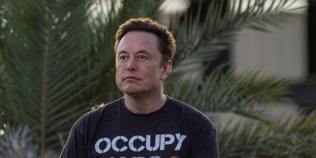 El fundador de SpaceX, Elon Musk, durante un evento conjunto de T-Mobile y SpaceX el 25 de agosto de 2022 en Boca Chica Beach, Texas.  Las dos compañías anunciaron planes para trabajar juntas para brindar el servicio celular de T-Mobile utilizando satélites Starlink. 