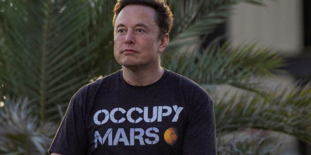 El fundador de SpaceX, Elon Musk, durante un evento conjunto de T-Mobile y SpaceX el 25 de agosto de 2022 en Boca Chica Beach, Texas.  Las dos compañías anunciaron planes para trabajar juntas para brindar el servicio celular de T-Mobile utilizando satélites Starlink. 