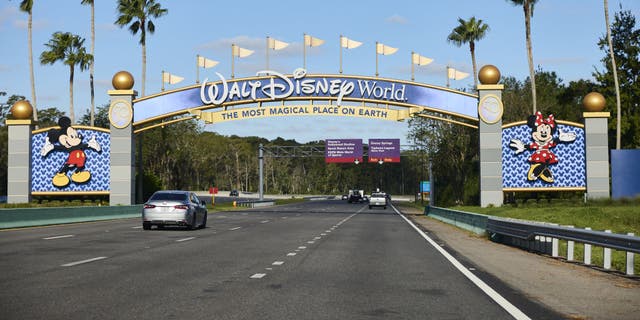 Conductores acercándose a la entrada del resort Walt Disney World de Florida.