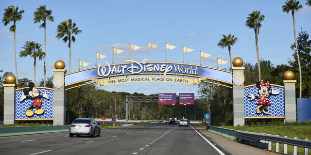 Conductores acercándose a la entrada del resort Walt Disney World de Florida.