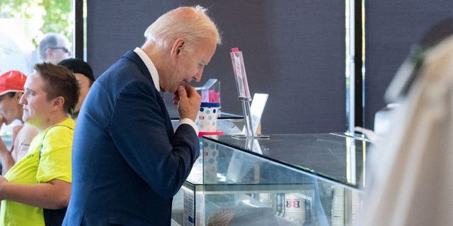 El presidente Joe Biden se detiene para tomar un helado en Baskin-Robbins en Portland, Oregón, el 15 de octubre de 2022.