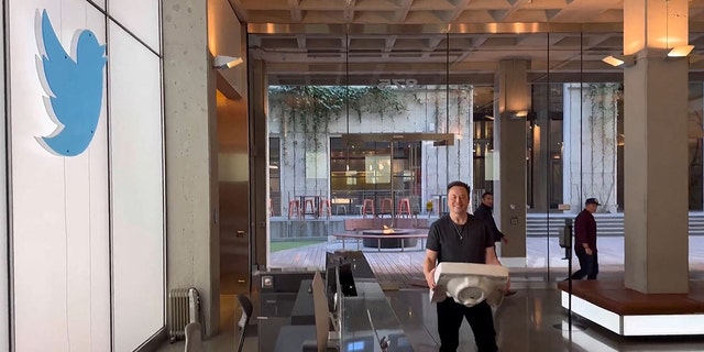 Elon Musk on October 26, 2022 carrying a sink as he enters the Twitter headquarters in San Francisco.  