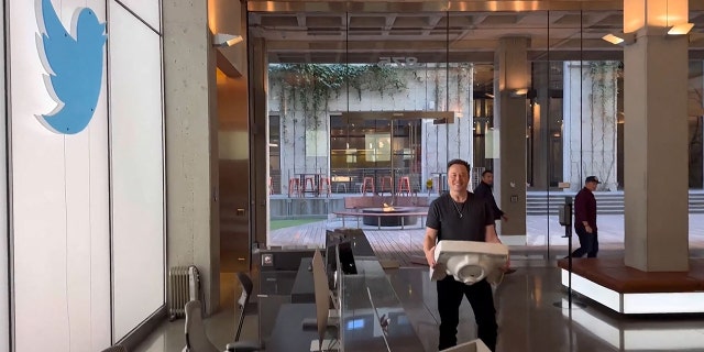 TOPSHOT - This video grab taken from a video posted on the Twitter account of billionaire Tesla chief Elon Musk on October 26, 2022 shows himself carrying a sink as he enters the Twitter headquarters in San Francisco. 