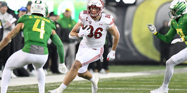 Utahs enges Ende Dalton Kincaid (86) läuft dem Fang während eines Spiels gegen Oregon am 19. November 2022 im Autzen Stadium in Eugene, Oregon hinterher.
