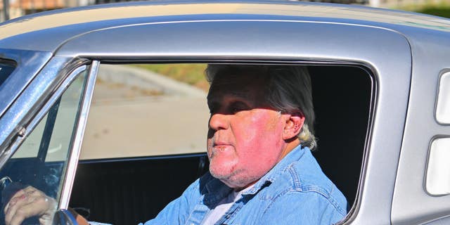 Les brûlures de Jay Leno sont visibles sur son visage alors qu'il conduit à Los Angeles, des semaines après son accident.