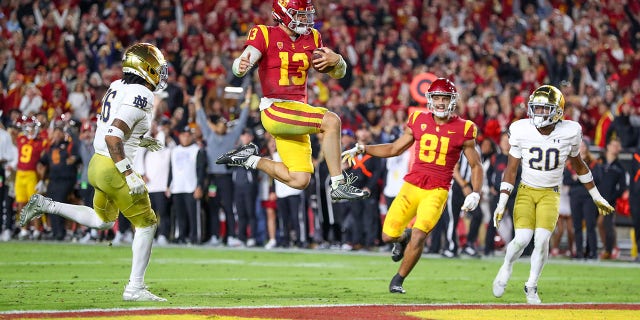 USC-Quarterback Caleb Williams (13) lässt den Ball für einen Touchdown gegen Notre Dame am 26. November 2022 im Los Angeles Memorial Coliseum in Los Angeles laufen.