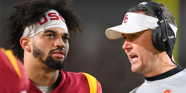 USC-Quarterback Caleb Williams, links, spricht mit Cheftrainer Lincoln Riley während des Spiels gegen Notre Dame am 26. November 2022 im Los Angeles Memorial Coliseum in Los Angeles.