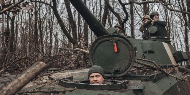 Tanques ucranianos são vistos na linha de frente em Pakhmut, Donetsk, Ucrânia, em 27 de novembro de 2022. 