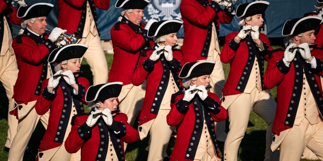 Le Fife and Drum Corps défile sous les yeux du président Joe Biden et du président français Emmanuel Macron, lors d'une cérémonie d'arrivée.